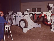 Chaissis Mining Jumbos équipé d'une boulonneuse